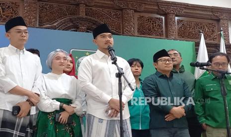 Ketua Umum PSI Kaesang Pangarep dan Ketua Umum PKB Muhaimin Iskandar memberikan keterangan kepada wartawan usai melakukan pertemuan di Kantor DPP PKB, Jakarta Pusat, Selasa (6/8/2024). 