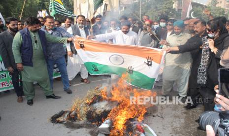 OKI Serukan Pembebasan Segera Aktivis Kashmir. Foto ilustrasi: Orang-orang membakar patung Perdana Menteri India Narendra Modi dan bendera India selama protes untuk menunjukkan solidaritas dengan warga Kashmir yang tinggal di Kashmir yang dikelola oleh India pada Hari Hak Asasi Manusia Internasional di Hyderabad, Pakistan, 10 Desember 2020. Demonstran menuntut diakhirinya pemerintahan India di wilayah dan penyelesaian sengketa sesuai dengan keinginan Kashmir dan resolusi PBB. Kashmir, wilayah Himalaya yang mayoritas Muslim yang terbagi antara dua tetangga bersenjata nuklir, telah memicu dua perang di antara mereka sejak kemerdekaan mereka dari Inggris pada tahun 1947. 