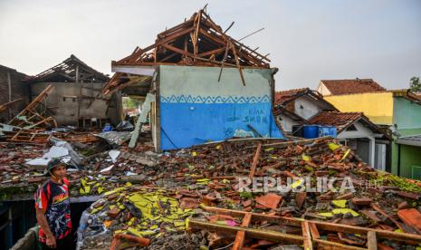 Warga berdiri di antara puing rumah yang hancur akibat angin puting beliung di Desa Sukadana, Kabupaten Sumedang, Jawa Barat, Kamis (22/2/2024). BPBD Provinsi Jawa Barat mencatat, bencana angin puting beliung yang terjadi di Kabupaten Sumedang dan Kabupaten Bandung tersebut mengakibatkan 97 rumah dan 17 unit bangunan pabrik mengalami kerusakan serta 413 kepala keluarga terdampak dan 31 orang dilarikan ke rumah sakit. 