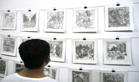 Beberapa sketsa kejadian klitih dipajang saat Pameran Klitih di Galeri Lorong, Yogyakarta, Selasa (30/3). Pemerintah Kota (Pemkot) Yogyakarta memberlakukan jam malam. Aturan jam malam melarang anak keluar rumah pada pukul 22.00 WIB sampai 04.00 WIB khususnya di bawah 18 tahun.