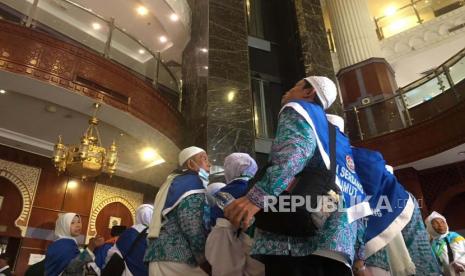 Suasana kedatangan jamaah haji Indonesia kloter 2 Embarkasi Medan di Hotel Arjwan Al Diyafah , Madinah Kamis (25/5/2023). Total jamaah yang tiba mencapai 360 orang. 