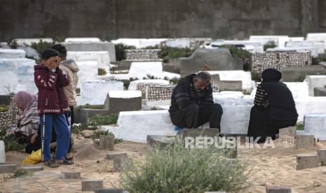  Pengungsi Palestina yang selamat dari serangan Israel menunjungi makam keluarganya di kamp Rafah pada 1 Syawal 1445 H (10 April 2024).