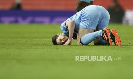 Declan Rice dari West Ham bereaksi setelah tekel saat pertandingan sepak bola Liga Premier Inggris antara Manchester United dan West Ham United di Old Trafford, Manchester, Inggris, pada Ahad, 14 Maret 2021. 