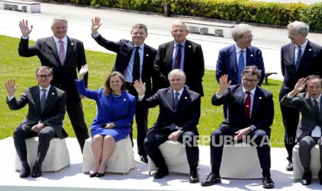  Bagian dari G7 Menteri keuangan dan gubernur bank sentral melambaikan tangan dalam sesi foto grup pertemuan keuangan G7, di Niigata, Jepang, pada Jumat (12/5/2023). Dari kiri atas ke kanan, Sekretaris Jenderal Organisasi Kerjasama Ekonomi dan Pembangunan (OECD) Mathias Cormann, Presiden Eurogroup Paschal Donohoe, Deputi Gubernur Bank of England Jon Cunliffe, Komisaris Ekonomi Komisi Eropa Paolo Gentiloni, Gubernur Bank Sentral Prancis Francois Villeroy de Galhau. Dari barisan depan dari kiri, Gubernur Bank of Canada Tiff Macklem, Menteri Keuangan Kanada Chrystia Freeland, Gubernur Bank of Italy, Ignazio Visco, Menteri Keuangan Italia Giancarlo Giorgetti, Gubernur Bank of Japan Kazuo Ueda.