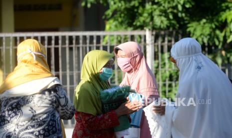 Jamaah saling bermaafan usai Shalat Iedul Fitri 1441 H di Masjid Jogokariyan, Yogyakarta, Ahad (24/5). Imbas wabah Covid19 Shalat Iedul Fitri  diadakan di Masjid Jogokariyan dari sebelumnya di lapangan