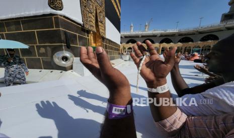 Umat Muslim berdoa di depan Kabah. Jamaah Bisa Memesan Slot Umroh Melalui Aplikasi Eatmarna