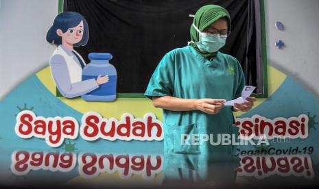 Seorang tenaga kesehatan menunggu giliran untuk disuntik vaksin Covid-19 dosis keempat (booster kedua) di Rumah Sakit Mata Cicendo, Jalan Cicendo, Sumur Bandung, Kota Bandung, Senin (1/8/2022). Program dosis keempat vaksin Covid-19 bagi tenaga kesehatan digelar setelah kembali ditemukannya kasus kematian akibat Covid-19 di kalangan tenaga kesehatan. (ilustrasi)