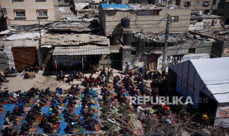 Warga Palestina melaksanakan salat Jumat pertama bulan suci Ramadhan di dekat reruntuhan masjid yang hancur akibat serangan udara Israel di Rafah, Jalur Gaza, Jumat, (15/3/2024).