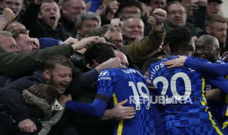 Pemain Chelsea merayakan dengan penggemar mereka setelah pemain Chelsea Thiago Silva mencetak gol kedua timnya selama pertandingan sepak bola Liga Premier Inggris antara Chelsea dan Tottenham Hotspur di stadion Stamford Bridge di London, Inggris, Ahad 23 Januari 2022.