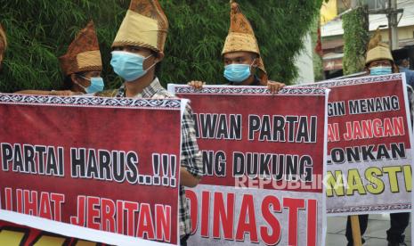 Sejumlah massa yang mengatasnamakan Gerakan Peduli Simalungun (GPS) menggunakan pakaian adat Batak Simalungun saat berunjuk rasa di depan kantor PDI Perjuangan Sumut, Medan, Sumatera Utara, Jumat (19/6/2020). Dalam aksinya mereka meminta kepada partai politik untuk menolak politik dinasti dalam proses pencalonan menjelang pilkada khususnya di Sumatera Utara