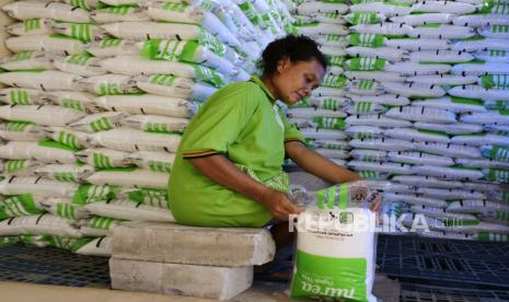 Pekerja menata pupuk urea di gudang distributor pupuk Indonesia di Lopang, Serang, Banten. (Ilustrasi)