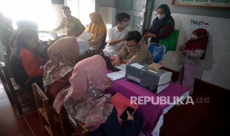 Orang tua wali murid antre mendaftar saat penerimaan peserta didik baru (PPDB) sekolah dasar (SD) di SDN Lempuyangwangi, Yogyakarta, Senin (12/6/2023). Orang tua wali murid mendatangi sekolah untuk mendaftar imbas server pendaftaran online bermasalah sejak pagi. PPDB online SD di Yogyakarta dimulai 12 hingga 15 Juni 2023. Ada empat jalur PPDB SD yakni zonasi, afirmasi, kebutuhan khusus, dan perpindahan orang tua. Ada 1932 kursi dari 33 sekolah negeri di Kota Yogyakarta yang diperebutkan oleh siswa.