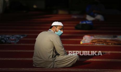 Seorang jamaah Muslim shalat sambil menjalankan Itikaf