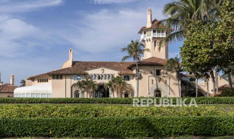  FILE - Dalam foto arsip 18 Januari 2021 ini, Mar-a-Lago di Palm Beach, Florida. Mantan Presiden Donald Trump mengatakan FBI sedang melakukan penggeledahan di tanah miliknya di Mar-a-Lago. Juru bicara FBI dan Departemen Kehakiman tidak membalas pesan yang meminta komentar Senin malam.