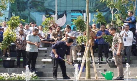 Menteri BUMN Erick Thohir dalam program penanaman pohon ini di halaman Kantor Kementerian BUMN, Jakarta, Rabu (27/9/2023).