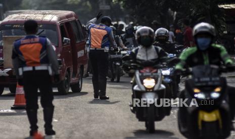 Petugas gabungan mengatur arus lalu lintas di pos pemeriksaan Pembatasan Sosial Berskala Besar (PSBB) di perbatasan Kota Bandung dan Kota Cimahi, Jalan Rajawali, Kota Bandung, Rabu (6/5). Pemeritah Provinsi Jawa Barat resmi memberlakukan Pembatasan Sosial Berskala Besar (PSBB) di 27 Kabupaten dan Kota se-Jawa Barat mulai tanggal 6 Mei hingga 19 Mei 2020