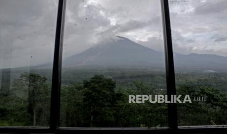 Aktivitas Gunung Semeru terpantau dari pos pantau di desa Sumberwuluh, Candipuro, Lumajang, Jawa Timur, Ahad(17/1/2021). Pusat Vulkanologi dan Mitigasi Bencana Geologi (PVMBG) mengimbau masyarakat tidak melakukan aktivitas di radius wilayah sejauh 4 km arah bukaan kawah aktif sebagai alur luncuran awan panas di sekitar kawasan Besok Grobokan karena ada peningkatan aktivitas. 