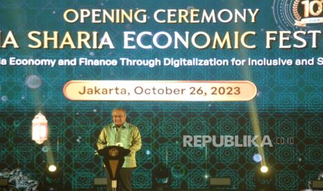 Gubernur Bank Indonesia Perry Warjiyo memberikan sambutan di pembukaan Indonesia Sharia Economic Festival (ISEF) ke-10 tahun 2023, di Jakarta Convention Center, Kamis (26/10/2023). 