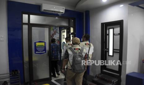 Petugas dari Komisi Pemberantasan Korupsi (KPK) memasuki ruangan untuk melakukan penggeledahan di Balai Kota Bandung, Jalan Wastukencana, Kota Bandung, Jawa Barat, Senin (17/4/2023). Dalam penggeledahan tersebut petugas KPK membawa barang bukti dalam tiga buah koper dari berbagai ruangan di Balai Kota Bandung. Hal tersebut merupakan perkembangan dan pendalaman pascapenangkapan Wali Kota Bandung Yana Mulyana beserta beberapa pihak lainnya atas kasus dugaan suap pengadaan CCTV dan jaringan internet untuk proyek Bandung Smart City.