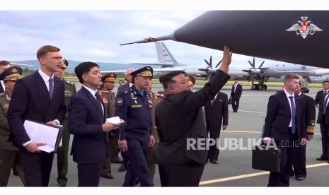 Pemimpin Korea Utara Kim Jong-un pada Ahad (17/9/2023) mengunjungi Universitas Federal Timur Jauh di Pulau Russky, dan menonton pertunjukan walrus di akuarium Rusia.