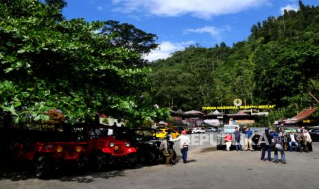 Wisatawan berfoto sebelum berkeliling dengan jip wisata di Tlogo Putri, Kaliurang, Sleman, DI Yogyakarta. 