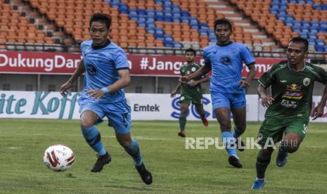 Penyerang Persela Lamongan Ahmad Birrul Walidain (kiri) mencoba mengontrol bola dalam pertandingan lanjutan Piala Menpora 2021 di Stadion Si Jalak Harupat, Kabupaten Bandung, Ahad (28/3). Pertandingan tersebut berakhir imbang dengan Skor 0-0. Foto: Republika/Abdan Syakura