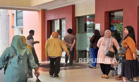 Keluarga korban PO Handoyo menjenguk di RS Radjak Purwakarta, Sabtu (16/12/2023). Dinasti Aulia Fatimiyah (19 tahun) menjadi salah satu korban kecelakaan bus Handoyo.