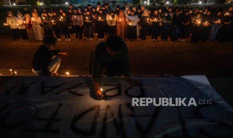 Sejumlah mahasiswa yang tergabung dalam Badan Eksekutif Mahasiswa (BEM) Fakultas Kedokteran (FK) Universitas Diponegoro (UNDIP) menyalakan lilin saat menggelar aksi lilin sebagai simbol berkabung atas meninggalnya salah satu mahasiswi Program Pendidikan Dokter Spesialis (PPDS) Anestesi berinisial ARL (30) dengan dugaan perundungan, di Lapangan Widya Puraya UNDIP, Tembalang, Semarang, Jawa Tengah, Senin (2/9/2024). Aksi tersebut sebagai dukungan kepada pihak terkait dalam menyelesaikan kasus yang tengah terjadi di PPDS FK UNDIP berasaskan keadilan tanpa menyudutkan salah satu pihak, doa dan solidaritas kepada keluarga ARL, serta dukungan moril kepada Dekan FK UNDIP Yan Wisnu Prajoko selaku Dokter Spesialis Bedah dengan Subspesialis Bedah Onkologi dan dosen pendidikan dokter spesialis-subpesialis yang aktifitas klinisnya diberhentikan sementara di RSUP Kariadi Semarang. 