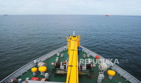 Suasana dari anjungan KM kelud saat berlayar di perairan Batam-Medan, Jumat (23/12/2022). 