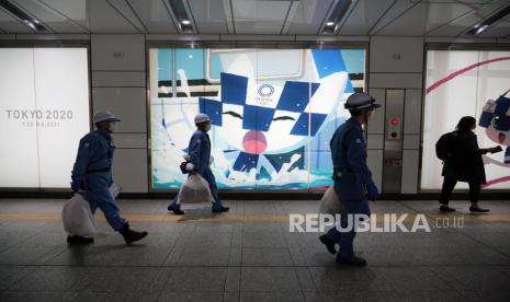 Jepang Berencana Tanggung Semua Biaya Vaksinasi Covid-19. Orang-orang berjalan melewati papan iklan Olimpiade Tokyo di Tokyo, Jepang, 27 Januari 2021. Komite Olimpiade Internasional akan mengadakan pertemuan Dewan Eksekutif mengenai Olimpiade Tokyo yang dijadwalkan ulang untuk dibuka pada tanggal 23 Juli 2021. 