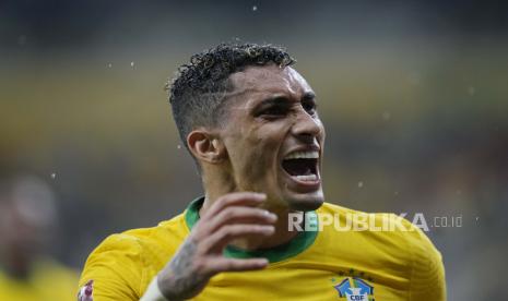 Pemain Brasil Raphinha merayakan mencetak gol pembuka timnya melawan Paraguay saat pertandingan sepak bola kualifikasi untuk Piala Dunia FIFA Qatar 2022 di stadion Mineirao di Belo Horizonte, Brasil, Rabu (2/2/2022) pagi WIB.