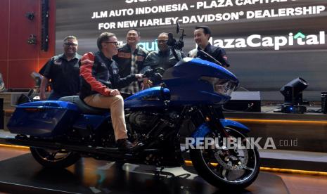 President Director Plaza Capital Group Robert Wardhana (tengah) berbincang dengan President Director JLM Auto Indonesia Gerry Kertowidjojo (kanan), Direktur Sales dan Marketing JLM Auto Indonesia Irvino Edwardly (kiri) dan Direktur Pengembangan Bisnis Plaza Capital Group Carlos Sanusi (ketiga kiri) seusai penandatanganan kerja sama di Jakarta, Kamis (12/9/2024). PT JLM Auto Indonesia selaku importir dan distributor resmi Harley-Davidson di Indonesia menjalin kerja sama dengan PT Plaza Auto Harmoni bagian dari Plaza Capital Group. Kerja sama ini menandai langkah penting dalam ekspansi jaringan dealer Harley-Davidson di Indonesia, dengan pembukaan dealer keenam yang berlokasi strategis di Surabaya, Jawa Timur.