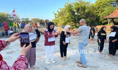 Sejumlah perlombaan digelar saat peringatan ke-78 Hari Kemerdekaan Republik Indonesia di objek wisata Goa Sunyaragi, Cirebon, Jawa Barat, Kamis (17/8/2023).