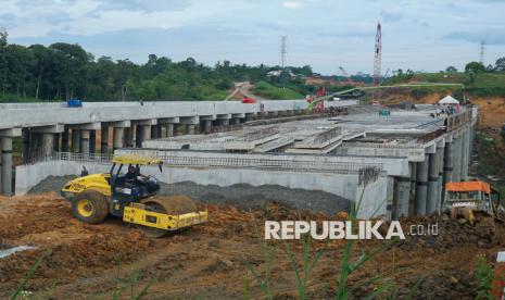 Sejumlah pekerja menyelesaikan proyek pembangunan jalan tol IKN Seksi 3A Karangjoang-KKT Kariangau di Balikpapan, Kalimantan Timur, Senin (27/1/2025). Otorita Ibu Kota Nusantara (IKN) menyatakan bahwa progres pembangunan jalan tol sepanjang 13,4 kilometer itu mencapai sekitar 90 persen yang nantinya akan menghemat waktu tempuh dari Balikpapan menuju Kawasan Inti Pusat Pemerintahan (KIPP) IKN diperkirakan dalam waktu 45 menit sedangkan sebelumnya ditempuh dalam dua jam. 