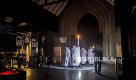 Umat Katolik mengikuti Misa Vigili Paskah di Gereja Katedral, Jakarta, Sabtu (16/4/2022). Tahun ini, Katedral menggunakan dekorasi Betawi hingga IKN untuk perayaan Paskah 2024.