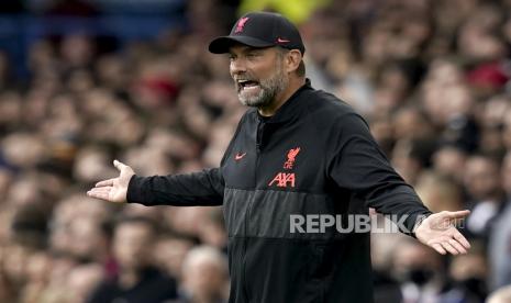  Manajer Liverpool Juergen Klopp bereaksi pada pertandingan sepak bola Liga Premier Inggris antara Leeds United dan Liverpool FC di Leeds, Inggris, Ahad (12/9).