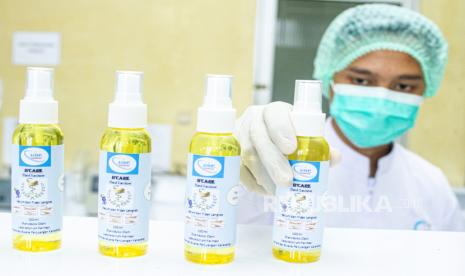 Mahasiswa jurusan farmasi Universitas Buana Perjuangan (UBP) memeriksa botol kemasan berisi cairan antiseptik pembersih tangan atau hand sanitizer dengan standar World Health Organization (WHO) di Labolatorium UBP, Karawang, Jawa Barat, Sabtu (21/3/2020). 