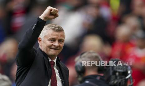 Manajer Manchester United Ole Gunnar Solskjaer memberi isyarat kepada penonton setelah pertandingan sepak bola Liga Premier Inggris antara Manchester United dan Leeds United di Old Trafford di Manchester, Inggris, Sabtu, 14 Agustus 2021.