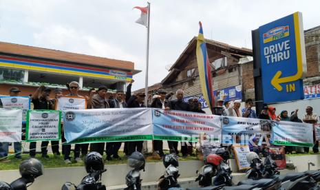 Sejumlah massa menggelar Aksi Bela Masjid Cagar Budaya di depan gerai Indomart Jalan Cihampelas, Kota Bandung, Selasa (21/3/2023). Aksi tersebut di antaranya mendesak Wali Kota Bandung untuk melakukan penutupan gerai Indomart yang dibangun di lokasi yang sebelumnya berdiri bagunan cagar budaya yang digunakan sebagai Masjid Jami Nurul Ikhlas.