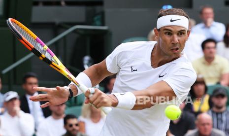  Rafael Nadal dari Spanyol beraksi melawan Taylor Fritz dari Amerika Serikat selama pertandingan perempat final putra mereka di Kejuaraan Wimbledon di Wimbledon, Inggris, 06 Juli 2022.