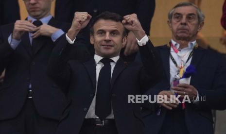 Presiden Prancis Emmanuel Macron memberi isyarat selama pertandingan sepak bola semifinal Piala Dunia antara Prancis dan Maroko di Stadion Al Bayt di Al Khor, Qatar, pada 14 Desember 2022. Macron akan terbang ke Qatar untuk kedua kalinya dalam sebuah minggu, meskipun ada kekhawatiran luas tentang catatan hak asasi manusia dan lingkungan emirat. Mengapa Karena Prancis berada di final Piala Dunia, dan Macron benar-benar penggemar berat sepak bola — serta pendukung utama kemitraan jangka panjang antara kedua negara.