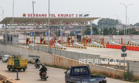 Sejumlah kendaraan melintas disamping Gerbang Tol Krukut 3, Krukut, Depok. PT PP Presisi Tbk menyatakan proyek Jalan Tol Cinere-Jagorawi Seksi III yang dikerjakan oleh perseroan dan PT LMA KSO telah mengantongi sertifikat layak operasi dari Kementerian Pekerjaan Umum dan Perumahan Rakyat (PUPR). Saat ini, proyek tersebut sudah layak beroperasi dari penomoran panjang jalan (stasiun/STA) 15+000 sampai 11+500.