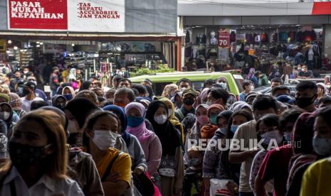 Sejumlah warga mengantre untuk memasuki mal The Kings Shopping Centre di Jalan Kepatihan, Kota Bandung, Senin (3/5). Jelang Hari Raya Idul Fitri 1442 H, sejumlah pusat perbelanjaan di kawasan tersebut mulai ramai dikunjungi warga untuk berbelanja kebutuhan lebaran. Foto: Republika/Abdan Syakura