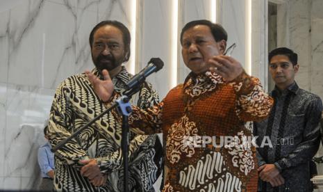 Ketua Umum Partai NasDem Surya Paloh dan Ketua Umum Partai Gerindra Prabowo Subianto memberikan keterangan pers usai menggelar pertemuan di Jakarta, Rabu (1/6/2022). Pertemuan tersebut sebagai ajang silaturahim sekaligus membahas masalah-masalah strategis bagi kepentingan bangsa. Republika/Putra M. Akbar 