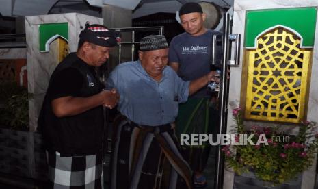 Pecalang atau petugas pengamanan adat Bali membantu menuntun umat Islam usai melaksanakan shalat tarawih pertama bulan Ramadhan 1445 Hijriah yang bertepatan dengan Hari Raya Nyepi Tahun Baru Saka 1946 di Masjid Agung Asasuttaqwa, Desa Adat Tuban, Badung, Bali, Senin (11/3/2024). Pihak Desa Adat Tuban mengizinkan umat Islam yang merupakan pengurus masjid dan warga setempat untuk melaksanakan shalat tarawih di masjid tersebut yang digelar secara tertutup untuk umum dengan jumlah peserta terbatas, tidak menggunakan pengeras suara dan penerangan yang dibatasi saat beribadah guna menghormati umat Hindu yang sedang menjalani catur brata penyepian saat Hari Raya Nyepi. 