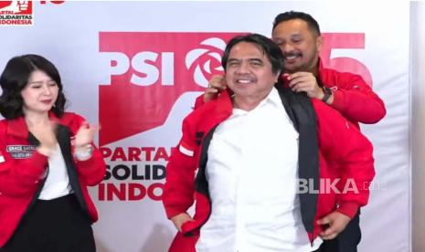 Akademisi UI Ade Armando memakai jaket tanda bergabung ke PSI di Kantor DPP PSI, Jakarta Pusat, Selasa (11/4/2023). 