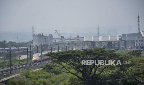 Rangkaian kereta inspeksi atau comprehensive inspection train (CIT) Kereta Cepat Jakarta Bandung (KCJB) melaju saat menjalani uji coba di Tegalluar, Kabupaten Bandung, Jawa Barat, Selasa (23/2/2023). Polda Jabar minta masyarakat tak bermain layang-layang di sekitar jalur kereta cepat.