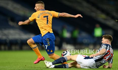  Dara OShea (Kanan) dari West Bromwich beraksi melawan Richarlison (kiri) dari Everton selama pertandingan sepak bola Liga Premier Inggris antara West Bromwich Albion dan Everton FC di West Bromwich, Inggris, 04 Maret 2021.