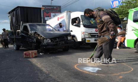 Polisi melakukan identifikasi di lokasi kecelakaan beruntun di Madiun (ilustrasi). Satuan Lalu Lintas Kepolisian Resor (Polres) Madiun Kota, Jawa Timur mencatat penerapan PPKM selama bulan Juli 2021 secara signifikan telah menurunkan kasus kecelakaan di wilayah setempat dibandingkan bulan sebelumnya seiring dengan minimnya mobilitas warga.