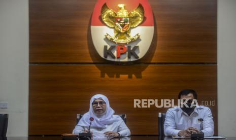 Wakil Ketua KPK Lili Pintauli Siregar (kiri) bersama Kabareskrim Polri Komjen Pol Agus Andrianto memberikan keterangan pers di Gedung KPK, Jakarta, Senin (10/5). KPK bersama Bareskrim Polri menetapkan Bupati Nganjuk Novi Rahman Hidayat bersama empat orang Camat wilayah Kabupaten Nganjuk dan barang bukti uang sebesar Rp 647 juta terkait dugaan jual beli jabatan di liingkungan Pemkab Nganjuk. Selanjutnya penyidikan kasus tersebut dilanjutkan oleh Direktorat Tindak Pidana Korupsi Bareskrim Polri. Republika/Putra M. Akbar